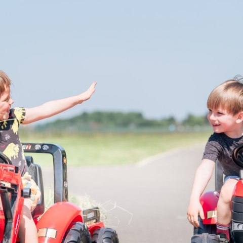 FALK Traktor na Pedały Case Czerwony Duży z Przyczepką od 3 lat FALK Traktor na Pedały Case Czerwony Duży z Przyczepką od 3 lat