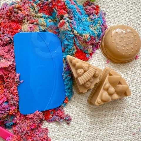 WOOPIE Piasek Kinetyczny 6 Kolorów 1,2 kg Zestaw Restauracja Stolik z Foremkami WOOPIE Piasek Kinetyczny 6 Kolorów 1,2 kg Zestaw Restauracja Stolik z Foremkami