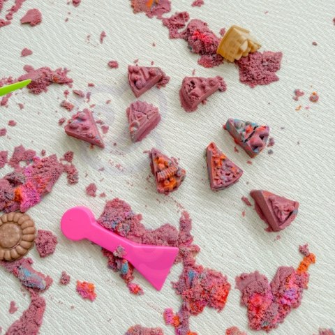 WOOPIE Piasek Kinetyczny 6 Kolorów 1,2 kg Zestaw Restauracja Stolik z Foremkami WOOPIE Piasek Kinetyczny 6 Kolorów 1,2 kg Zestaw Restauracja Stolik z Foremkami