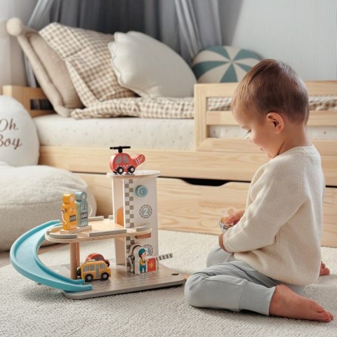 WOOPIE GREEN Drewniany Parking Piętrowy 2w1 Stacja Benzynowa z Autkami i Figurkami 12 el. FSC